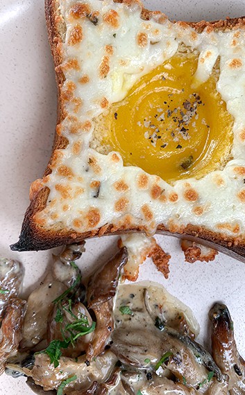 מנת ביצת עין מוקרמת ותבשיל פטריות בארוחת הבוקר של אלחנן תרבות לחם בכניסה לקיבוץ משמרות