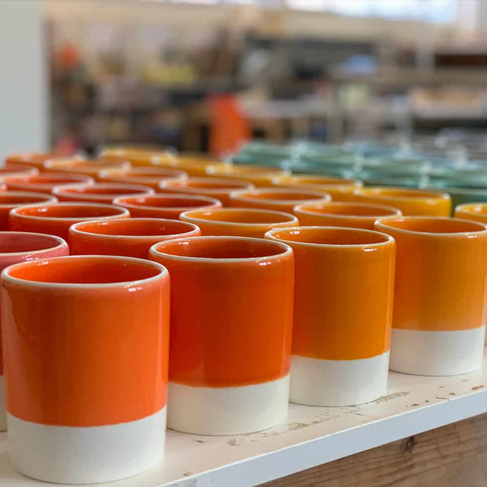 כוסות צבעוניים מקרמיקה בסטודיו אדמה, קיבוץ נתיב הל"ה