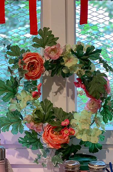 זק פרחים מלאכותיים תלויים על החלון בפלאות - חנות בפרדס חנה