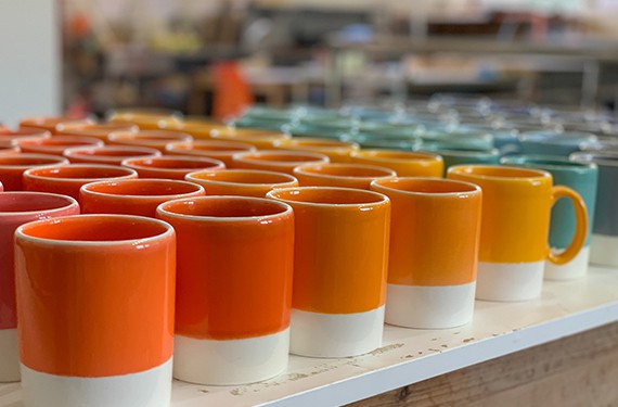 כוסות צבעוניים בסטודיו אדמה, סטודיו לקרמיקה בקיבוץ הל