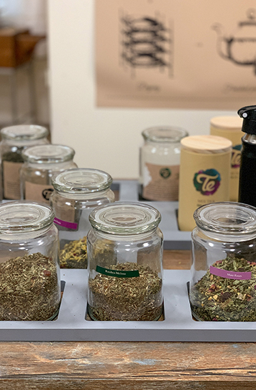 צנצנות ובתוכן סוגי תה שונים במרכז המבקרים של מותג התה TEבקיבוץ אלפא