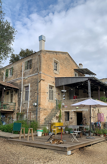 בית אבן טמפלרי מהמם המשמש כבית קפה, גלריה וחנות של תוצרת אמנים מקומיים ביישוב אלוני אבא