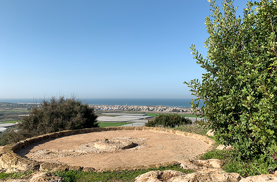מבט לגת העתיקה עם הנוף לים בשמורת חוטם הכרמל ליד רמת הנדיב