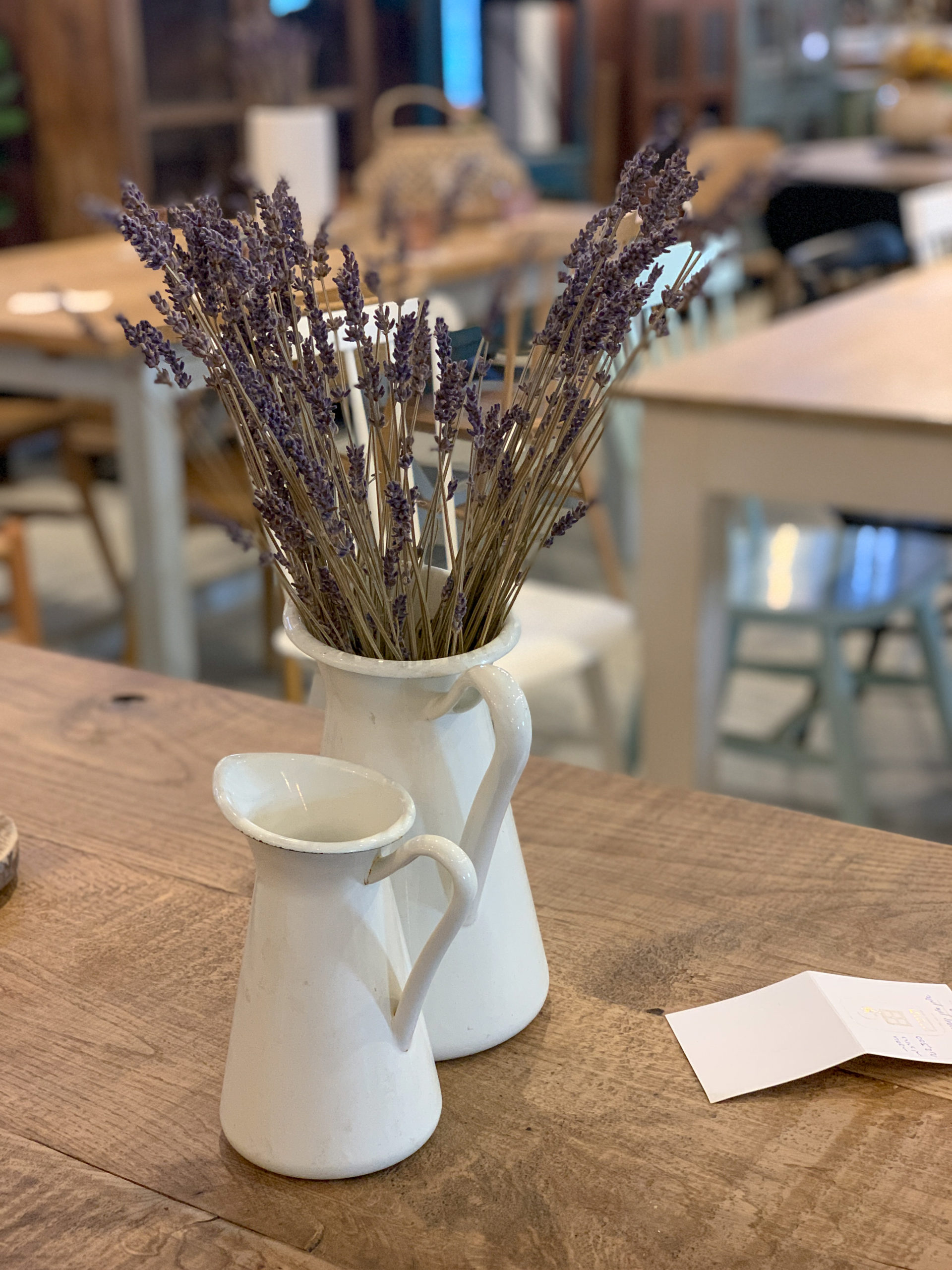 אגרטל עם פרחי לבנדר סגולים על שולחן עץ יפה בחנות הרהיטים תומיק באבן יהודה