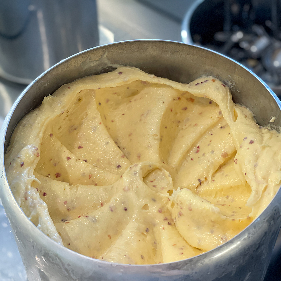 גלידת נקטרינה צהבהבה בגלידת אייספלד ברפדס חנה