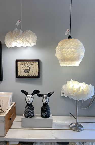 תמונה, מנורות מנייר ופסלים באחד מחדרי הסטודיו במתחם הידית בפרדס חנה