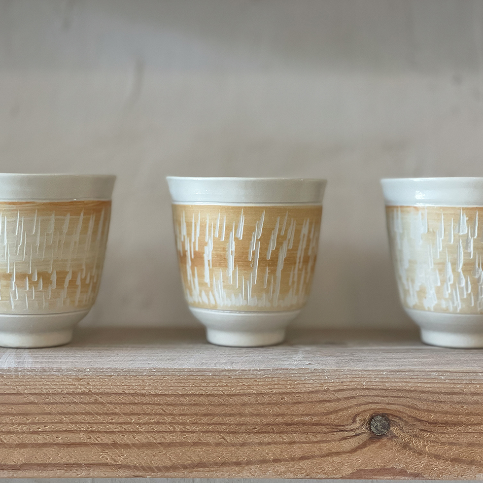 כוסות מרהיבות עם טקסטורה מיוחדת בגווני לבן וחום בסטודיו דווקא בחיפה