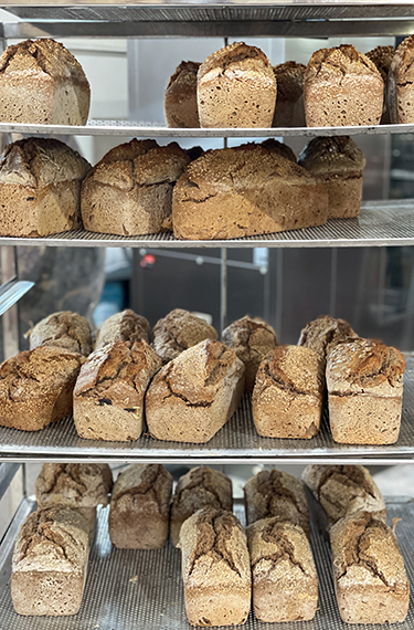 לחמי מחמצת על עגלת לחם בחנות הירקות האורגניים מלוא הטנא בכרמי יוסף