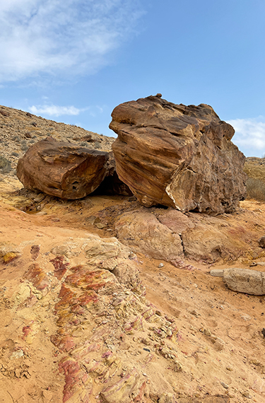 אבנים ענקיות שנקראות כמו גלילי עץ. תופעה מרתקת במכתש הגדול ליד ירוחם
