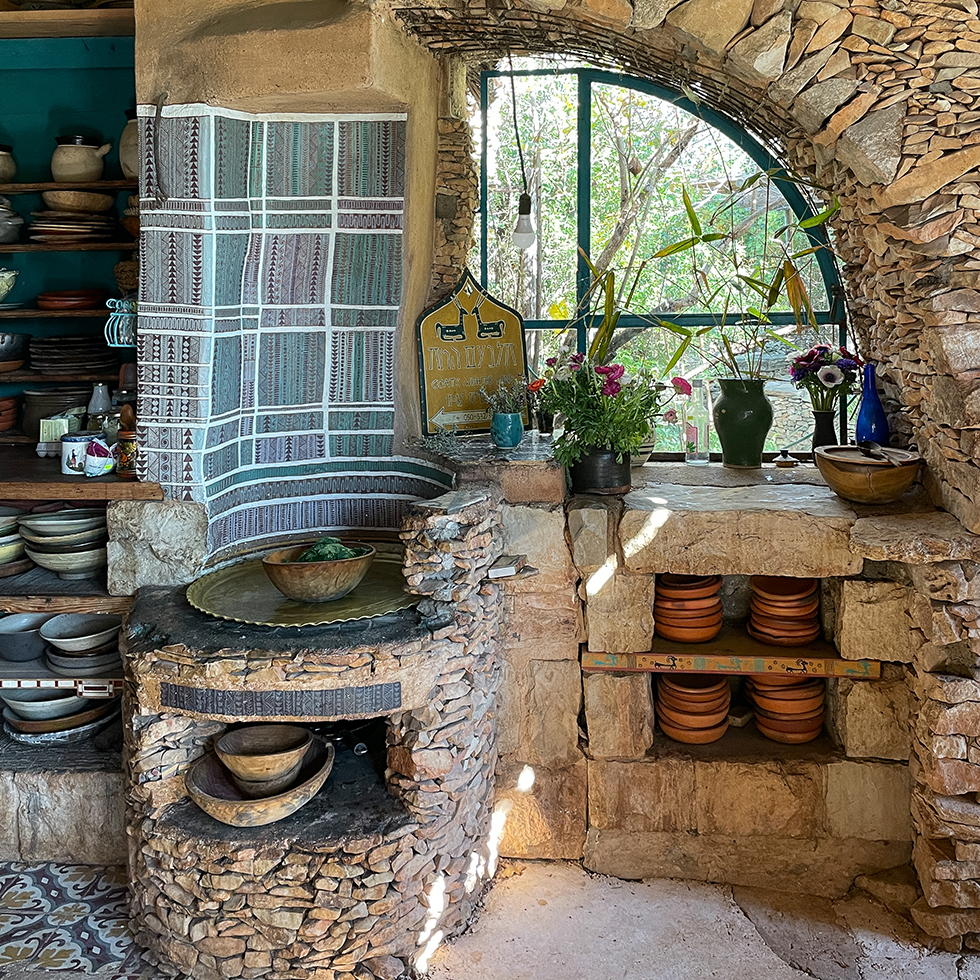 המטבח בתוך מבנה האבן היפה בחוות חלב עם הרוח