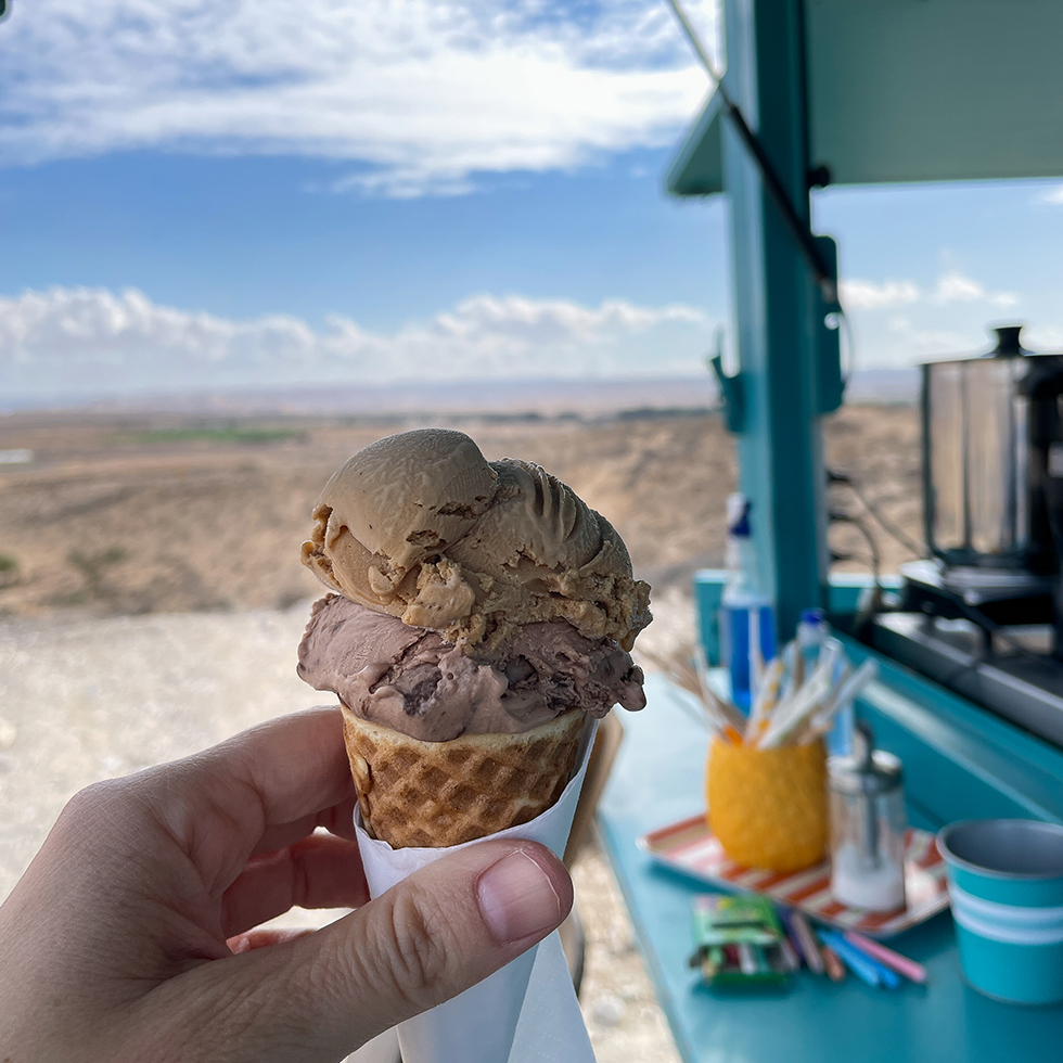גלידה בעגלת הגלידה גלנדריה ליד שדה בוקר