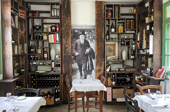 החלל היפה של מסעדת רוטנברג עם מדפי הספרים והחפצים המעניקים תחושה נוסטלגית ואלגנטית
