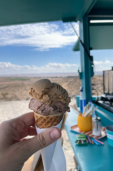 גביע גלידה מרעננת על רקע המדבר בעגלת הגלידה גלנדריה