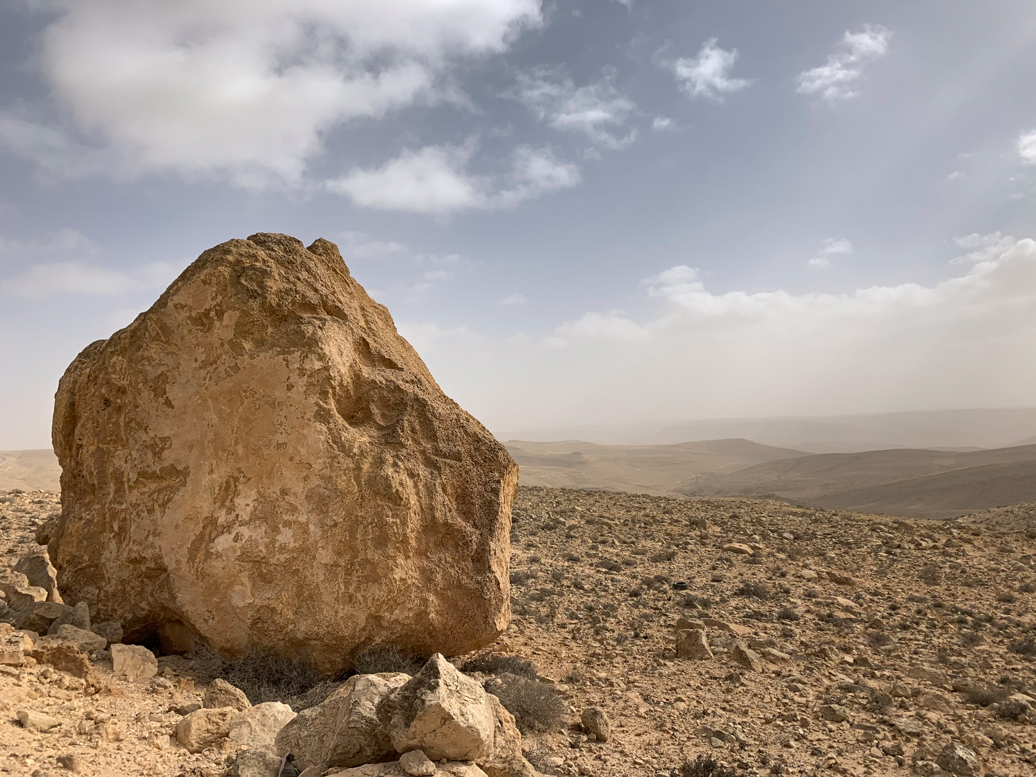 סלע ענק הצופה אל המדבר כפי שנשקף מכביש 171