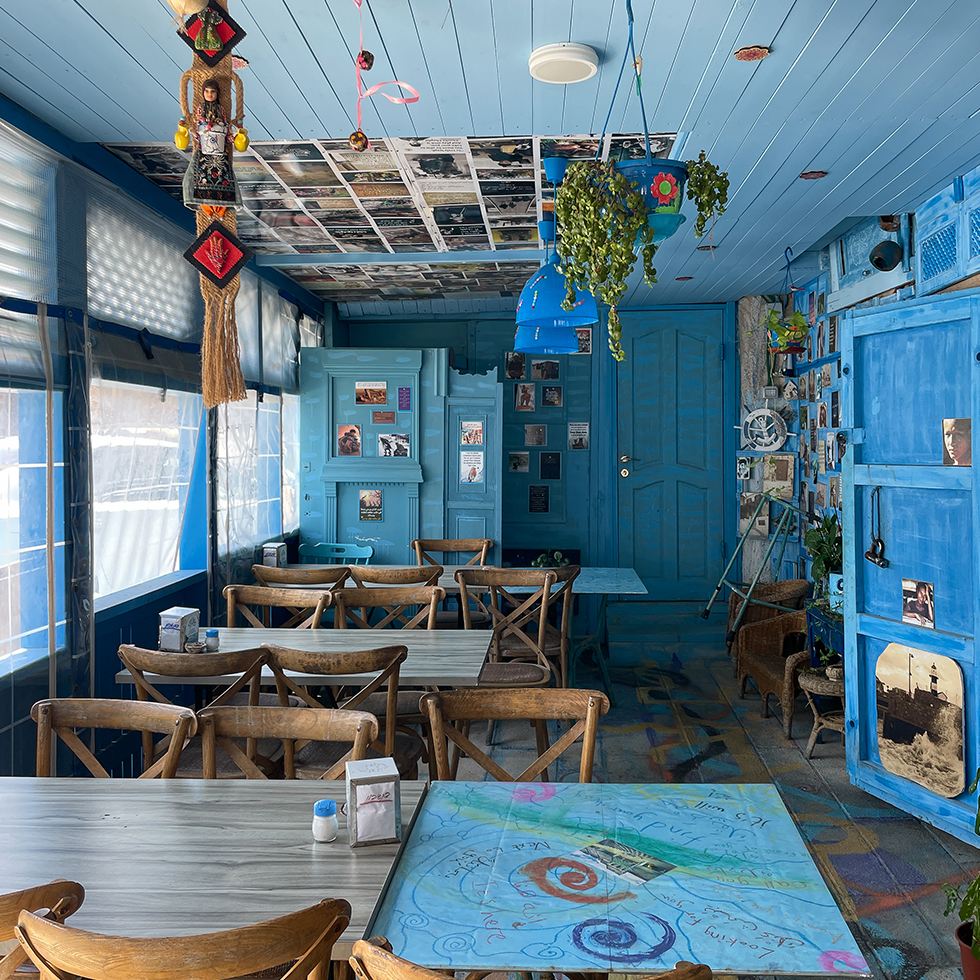 פנים המסעדה הכחול והיפה במסעדת החומוס הכחול בעכו