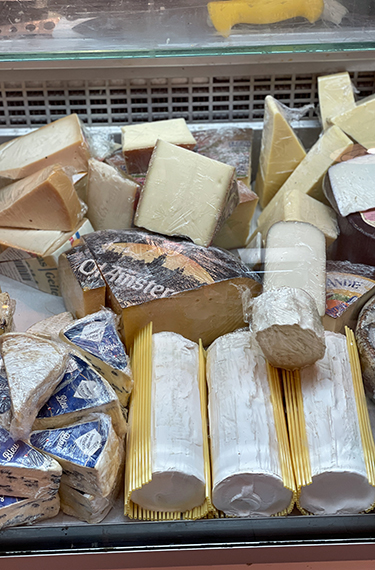 מבחר גבינות מגרה בדלפק הכנענייה