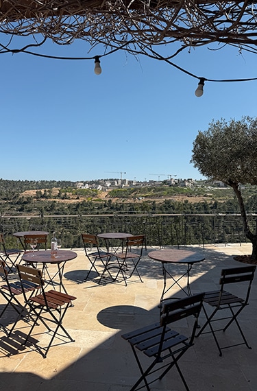 מרפסקת יקב קסטל ביד השמונה הפונה לעבר הרי ירושלים