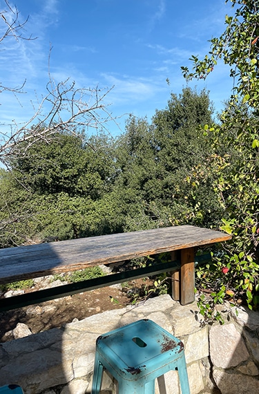 דלפק עץ מול הנוף הירוק בבית הקפה ברבהר ליד נס הרים