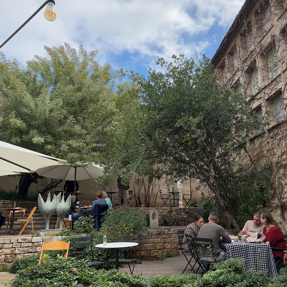 ביקלס, בית קפה מקסים מוקף בתי אבן עם צמחיה מלבבת בעין חרוד