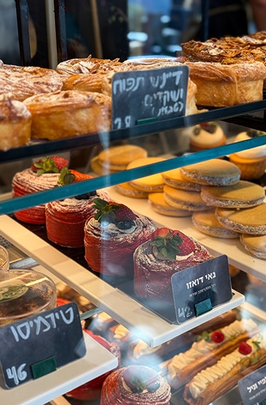 תצוגת המאפים המרהיבה בבית הקפה The Sataf בסטף