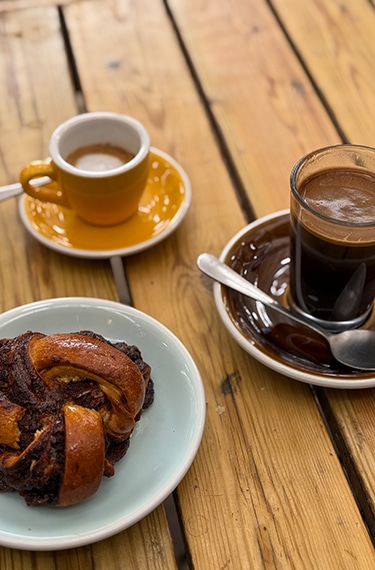 קפה ומאפה בכנענייה המקסימה במדרשת בן גוריון