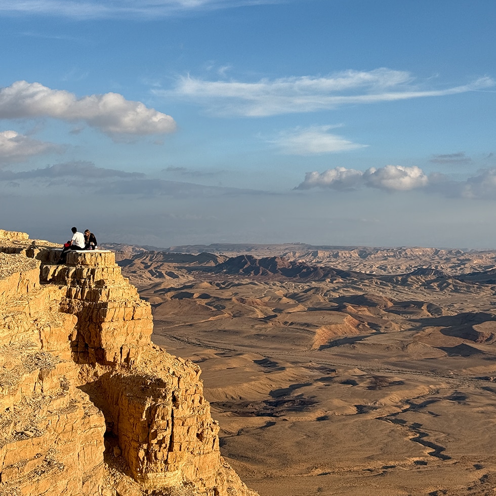 המצוק המרשים של תצפית הר גמל ממנו נשקף נוף מכתש רמון עוצר הנשימה
