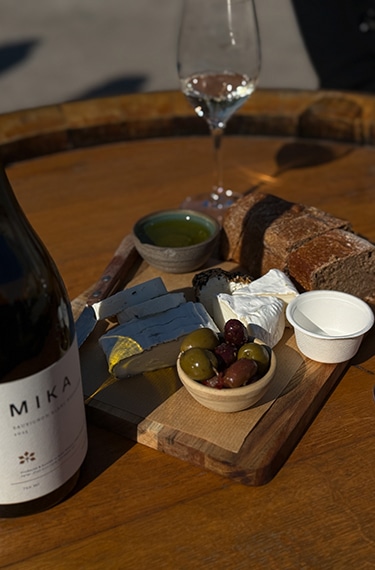 גבינות, זיתים, שמן זית, לחם וכמובן יין ביקב מיקה באזור התעשייה בבני יהודה