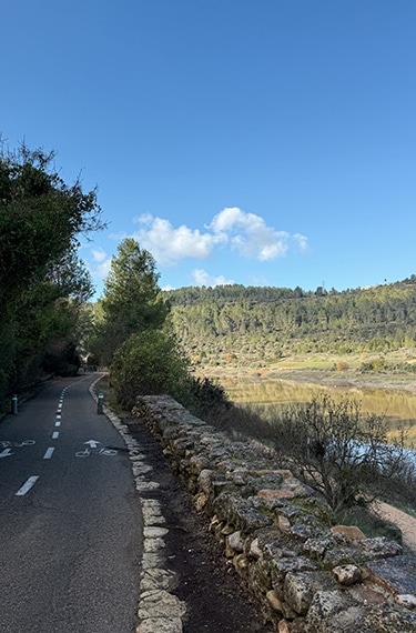 שביל ההליכה והאופניים לצד מאגר בית זית היפה