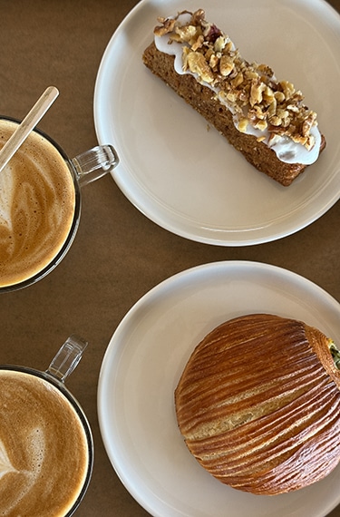 מאפה מלוח ועוגת גשר יחד עם קפה טעים במולאן פטיסרי בגבעת יואב בכניסה למתחם הלינה באיי גאלי