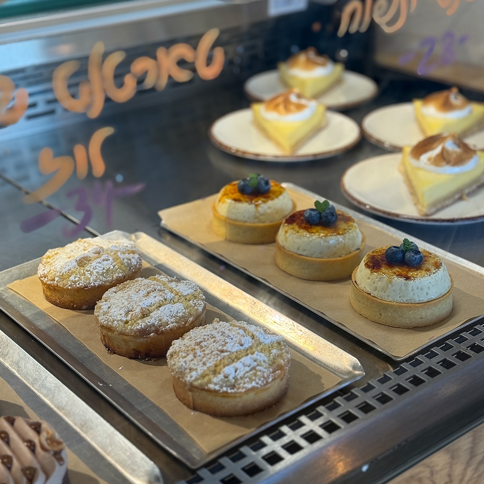 מאפים מתוקי בדיספליי של jolan ג'ולאן בייקרי קיבוץ דפנה